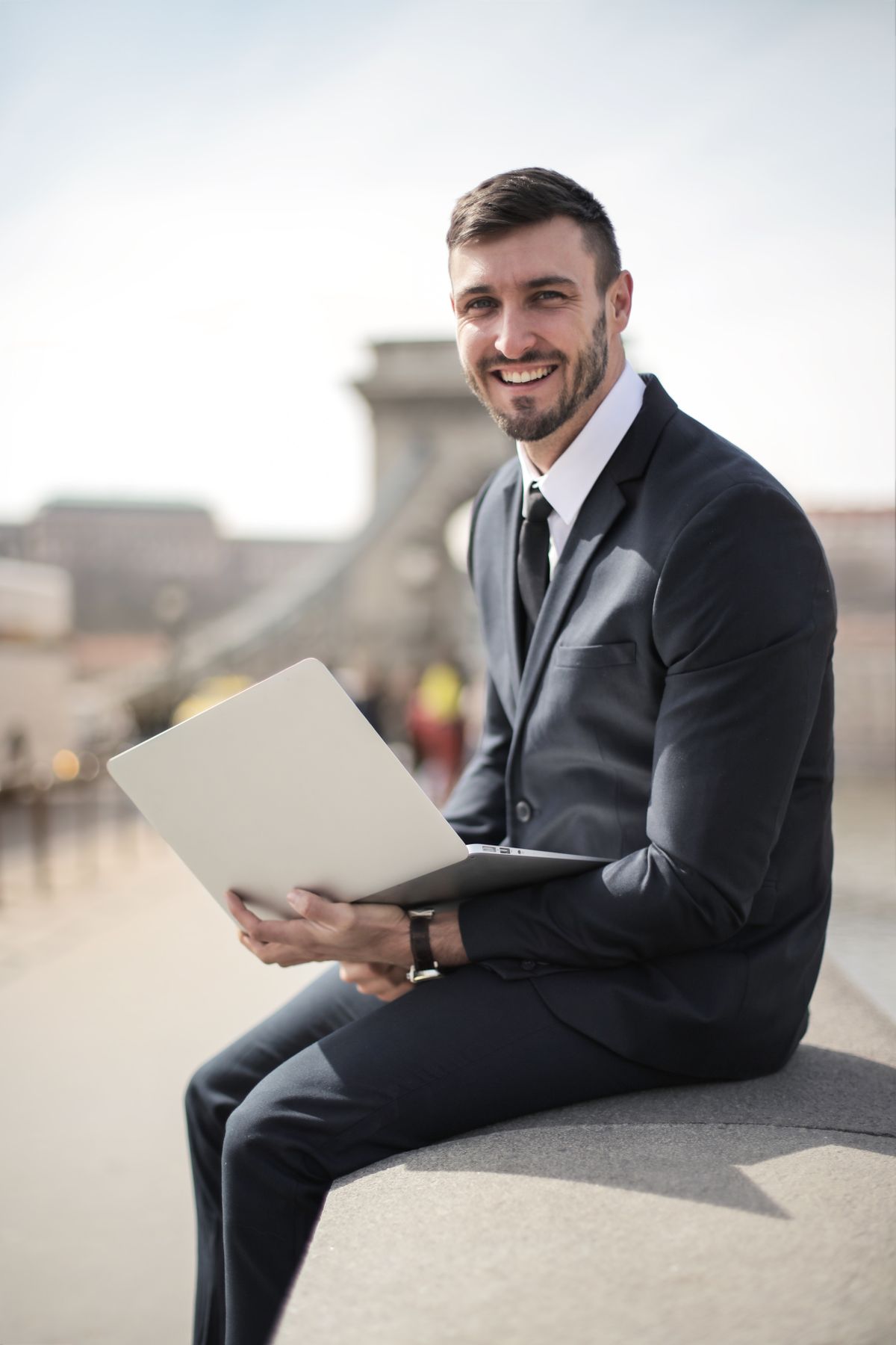 Consultant IT ID-Help, ordinateur portable en main